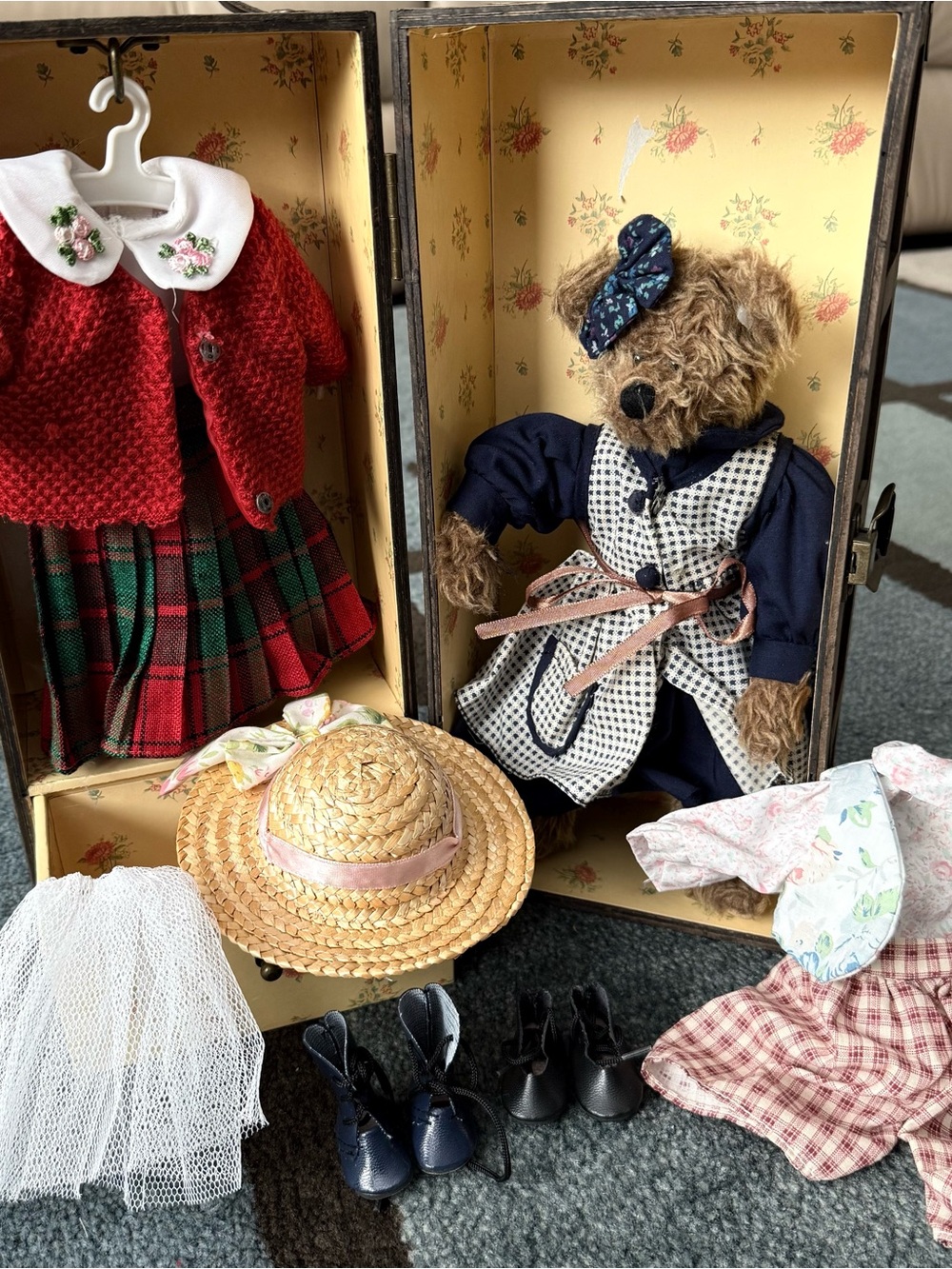 Muffy VanderBear Plush Collectible with Wardrobe Trunk & Outfits